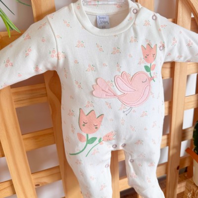 Macacão Malha Trape Zape - Passarinha com Flores - Off White e Rose